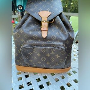 Louis Vuitton Montsouris GM Backpack in very good vintage condition.  🎄🎄🎄